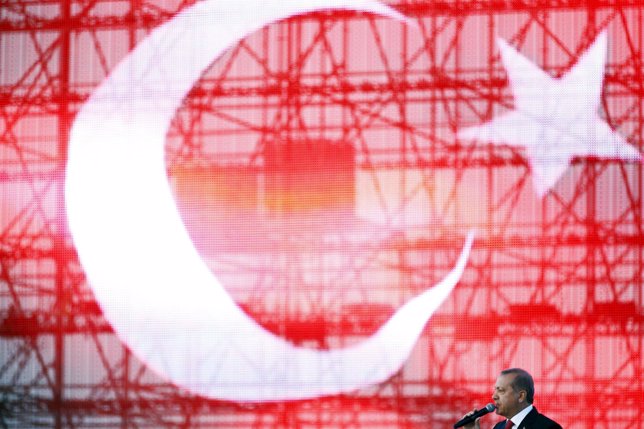 El presidente Recep Tayyip Erdogan frente a la bandera de Turquía