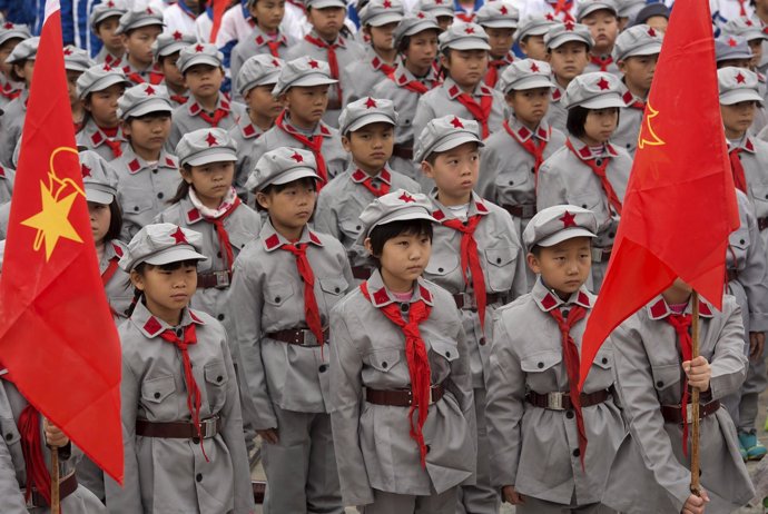 Niños con uniforme del Ejército chino