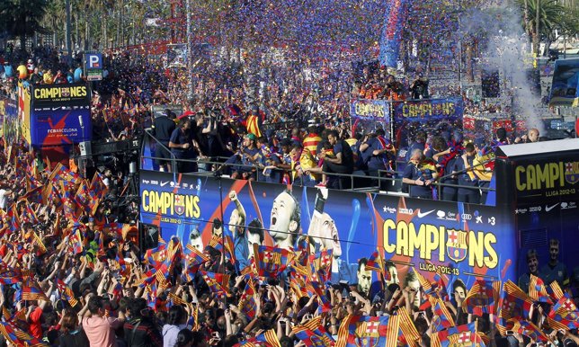 El FC Barcelona en la rúa de la celebración de la Liga