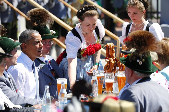El presidente estadounidense, Barack Obama, tomando cerveza en Alemania
