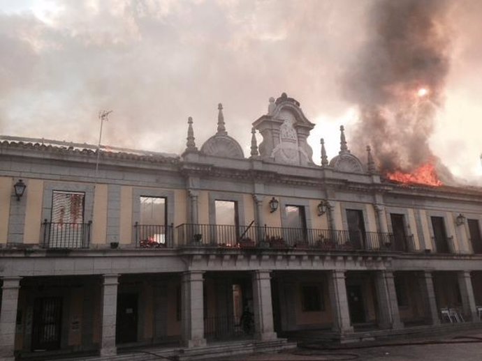 El edificio del Ayuntamiento de Brunete, en llamas