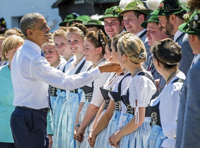 Obama es recibido en típico pueblo de los Alpes al