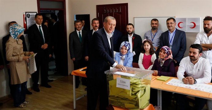 Erdogan deposita su voto en las elecciones turcas 2015