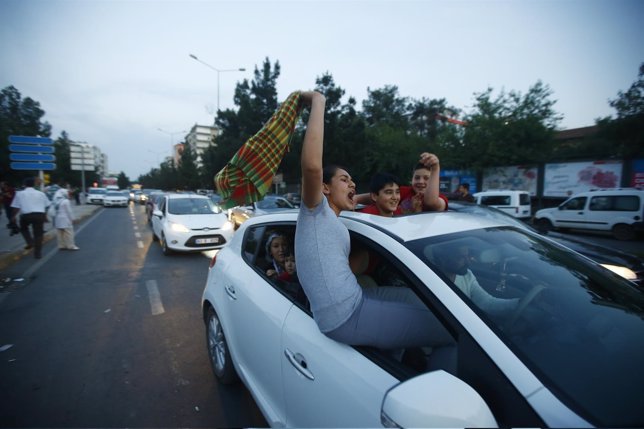 Simpatizantes del partido prokurdo HDP celebran el resultado electoral