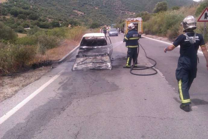 Vehículo incendiado en Ubrique (Cádiz)