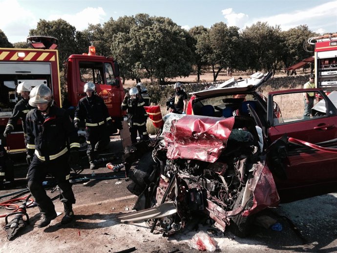 Imagen de un vehículo destrozado por el accidente