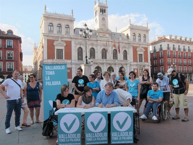 Rueda de prensa de VTLP en la Plaza Mayor con el Ayuntamiento al fondo