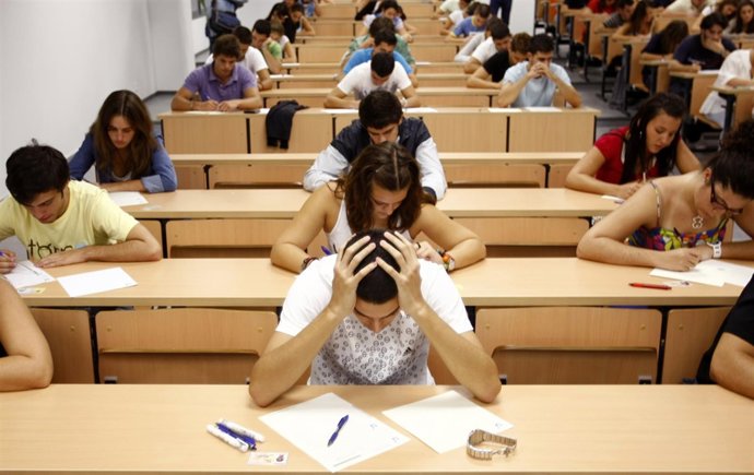 Estudiantes en pelno examen.