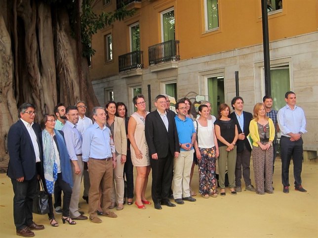 Los diputados del PSPV en el patio de las Corts