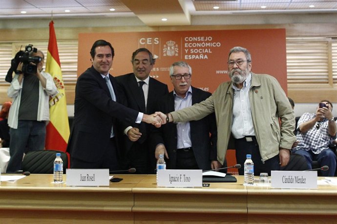 La patronal y los sindicatos firman el Acuerdo para el Empleo