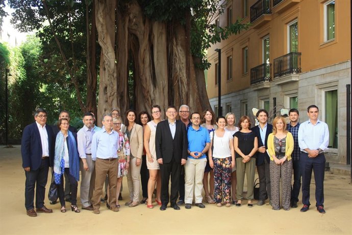 Los diputados del grupo socialista en el patio de las Corts