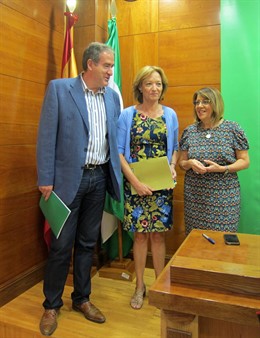 La delegada de la Junta, Purificación Gálvez (d), antes de la rueda de prensa.