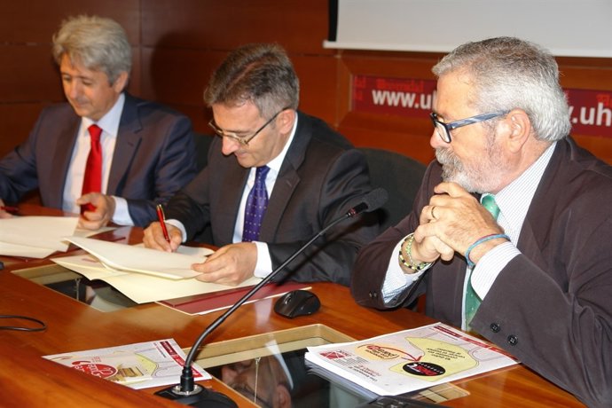 Firma del acuerdo para renovar el convenio de la Cátedra Cepsa. 