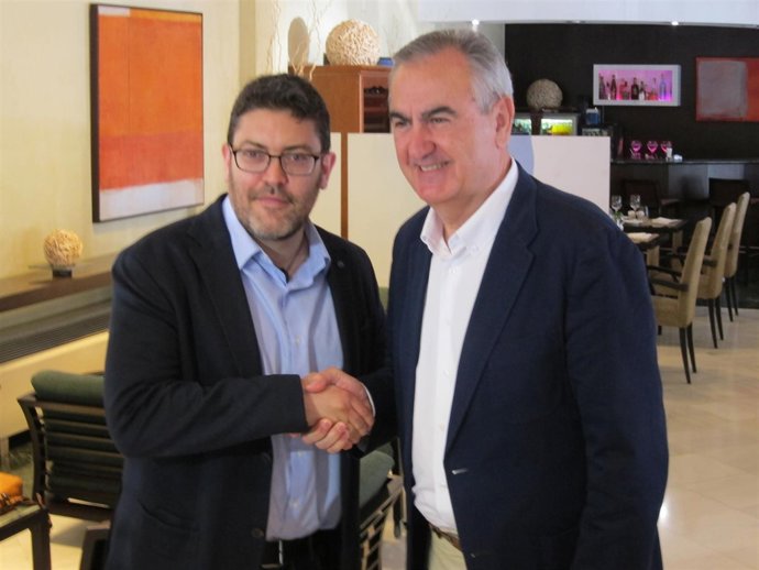 Sánchez y González Tovar se estrechan la mano