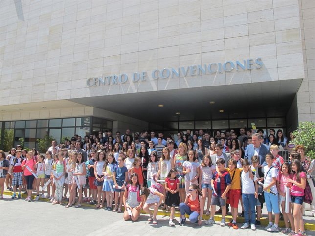 Foto de familia de los galardonados en el XVI Premio de Medio Ambiente.