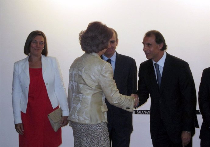 El director del Imserso saluda a la Reina Sofía en Salamanca