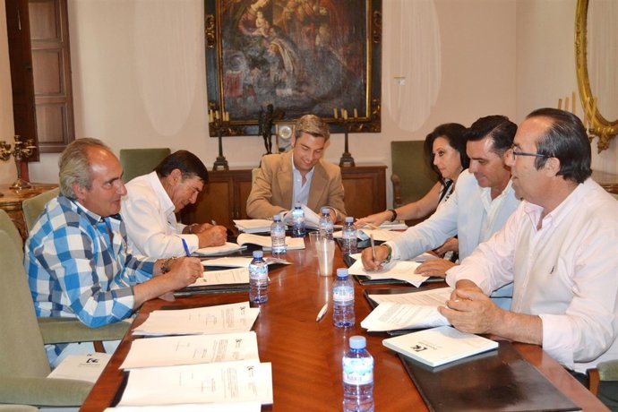 Lorite (al fondo), durante la firma