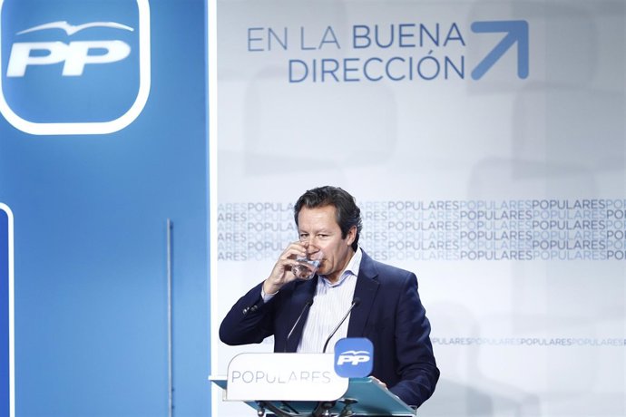 Carlos Floriano en la sede del PP