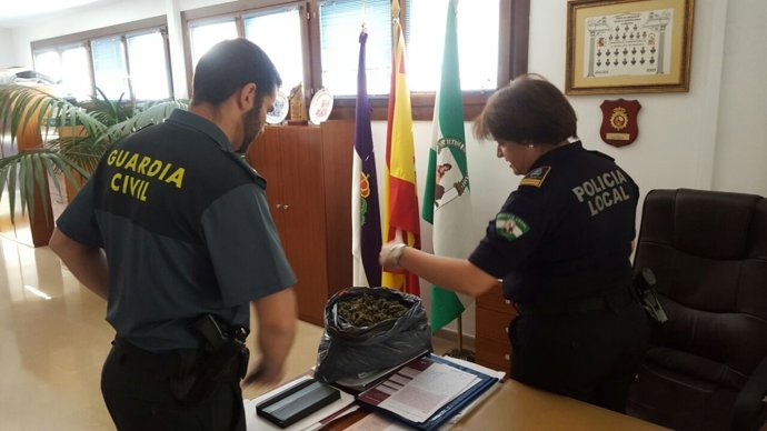 Los agentes con el material incautado.