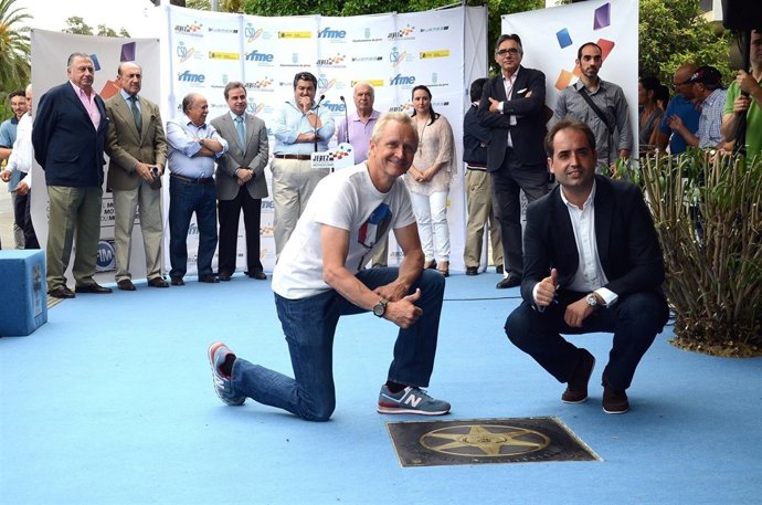 Kevin Schwantz junto a su estrella en el Paseo de la Fama de Jerez