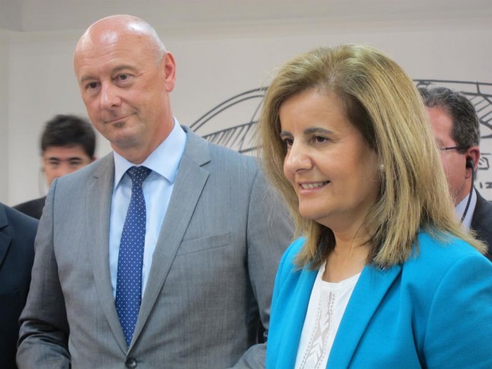 La ministra Fátima Báñez y el vicepte. De RRHH de Seat Josef Schelchshorn