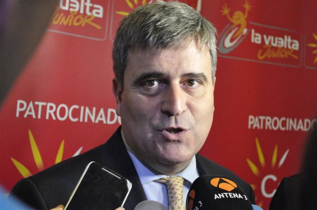 Miguel Cardenal atiende a los medios