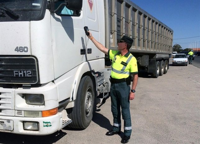 Un agente de la Guardia Civil realiza el control de alcoholemia al camionero