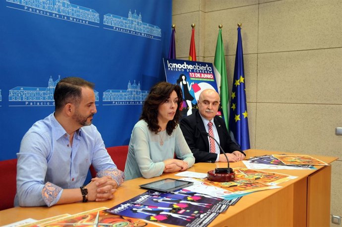 Ceballos (centro) interviene en la presentación