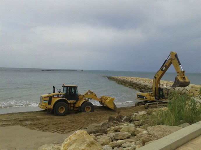 Trabajos de regeneración en la playa de Fuentebravía