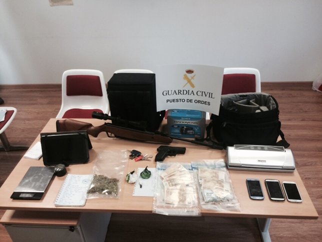 Material intervenido a detenidos por venta de drogas en comarca de Ordes.