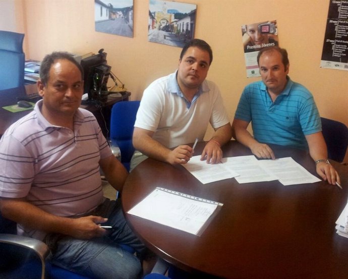 Torres (c) en la firma del convenio con el Ayuntamiento de Orcera.