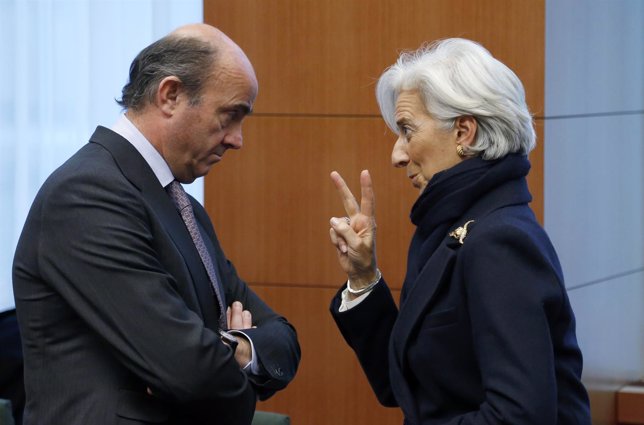 Spain's Economy Minister de Guindos listens to IMF Managing Director Lagarde dur