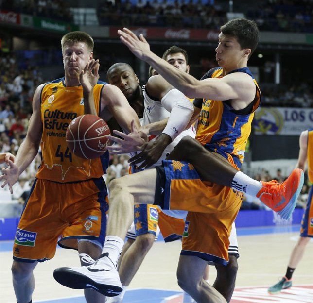 Harangody, Lucic y Slaughter en el Real Madrid - Valencia Basket