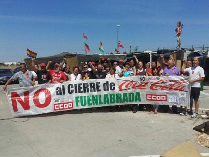 Concejales de Ahora Madrid, con los trabajadores de Coca Cola