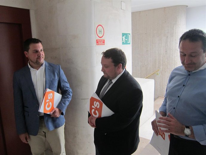 Los representantes de C's marchándose del Parlamento de Cantabria