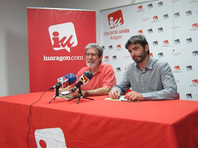 Adolfo Barrena y Álvaro Sanz, esta tarde en rueda de prensa en la sede de IU