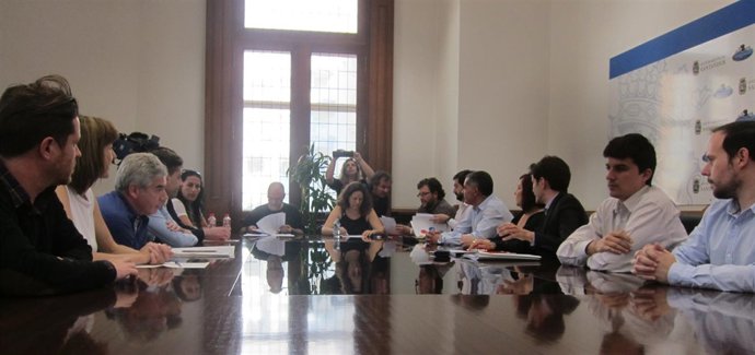Reunión a cinco bandas en el Ayuntamiento de Santander
