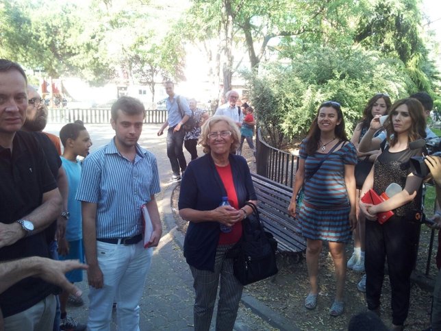 Carmena durante su visita a Villaverde