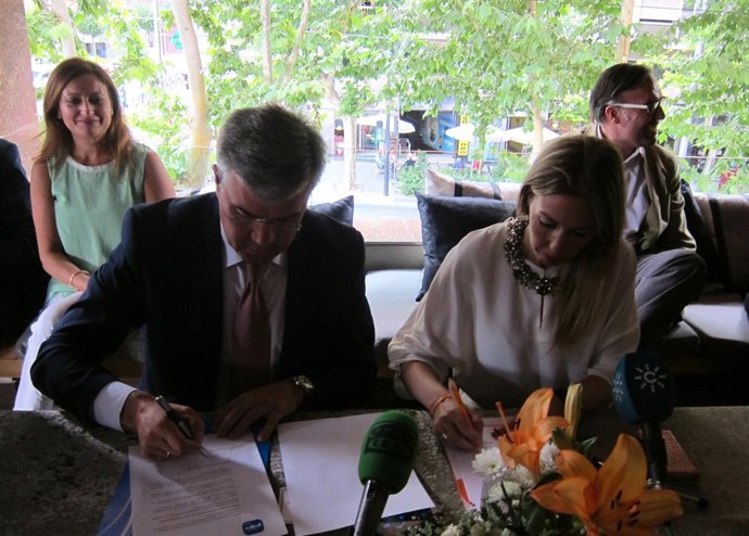 Fernández de Moya y Anguita firman el documento.