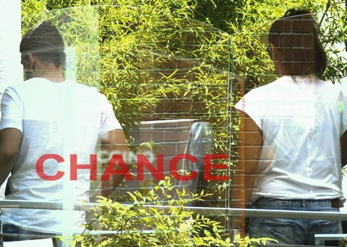 DAVID MUÑOS Y CRISTIN APEDROCHE DISFRUTAN DE SU AMOR EN UN RESTAURANTE