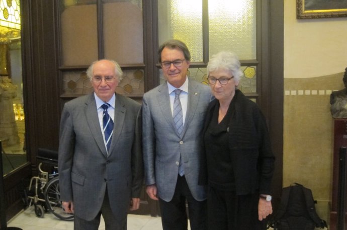 El filólogo Joan Veny, el pte. Del Govern, Artur Mas, y Muriel Casals (Ómnium)