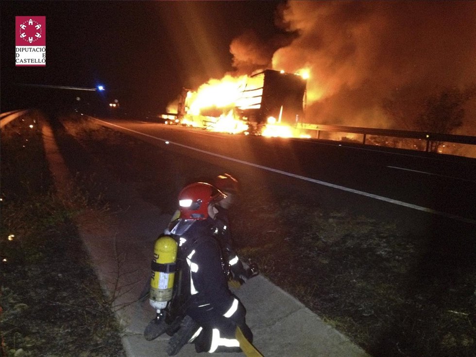 Incendio de un camión con pinturas en la AP7