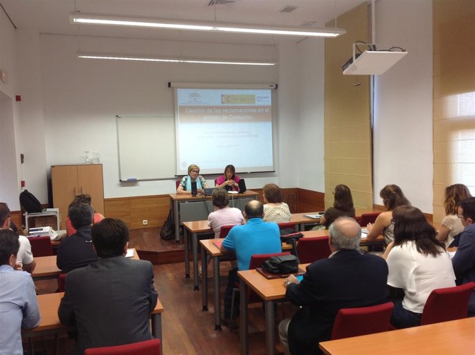 Gálvez (d) inaugura el curso sobre gestión de reclamación en consumo.