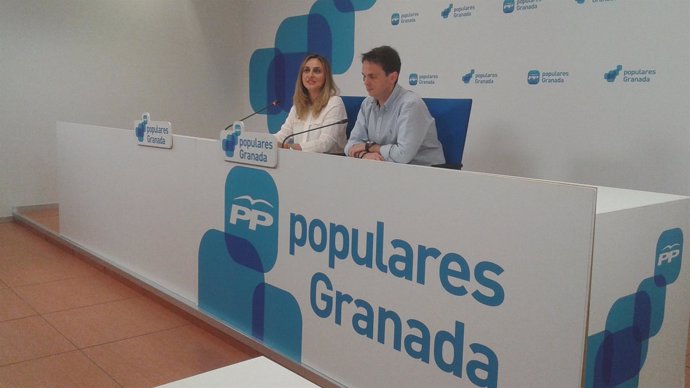 La parlamentaria del PP Marifrán Carazo junto al portavoz en Granada.
