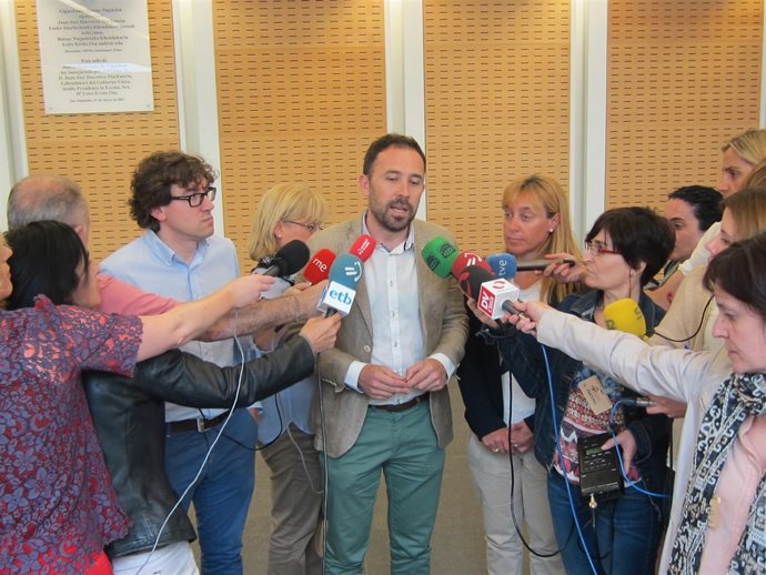 Denis Itxaso comparece ante los medios.