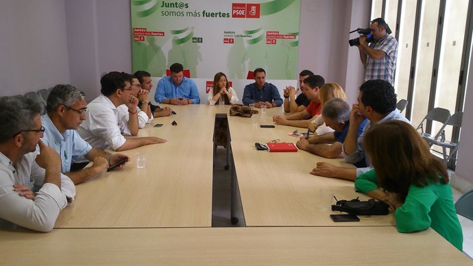 Reunión entre el PSOE y los trabajadores de la base.