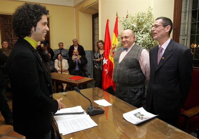 Pedro Zerolo oficia una boda