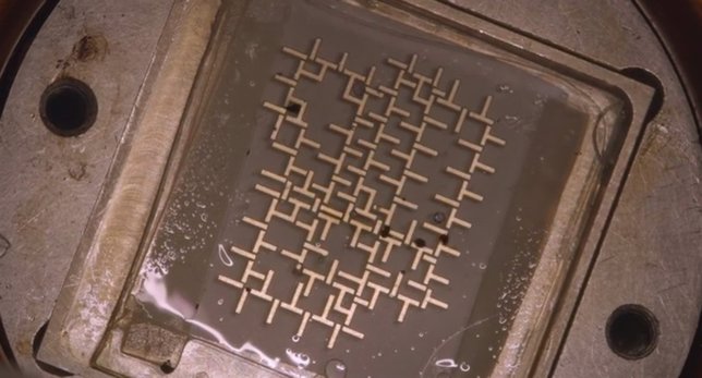 Ordenador que trabaja con gotas de agua