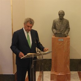 Jesús Posada en la presentación del buisto de Calvo-Sotelo