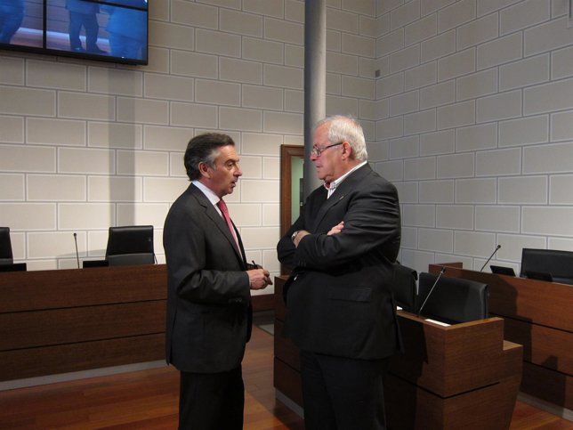 Beamonte y Llanas (PSOE) hablando antes del pleno este martes